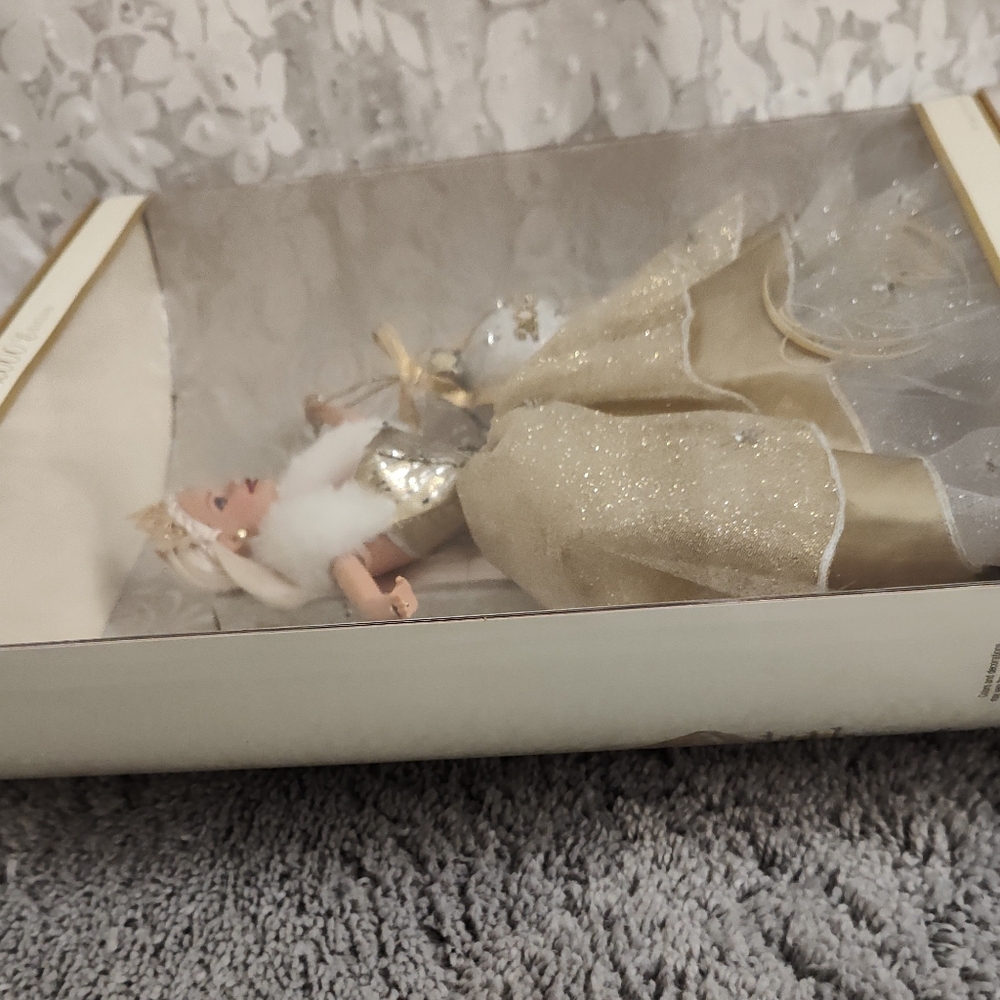 NRFB 2000 Celebration Barbie With Ornament. - Picture 6 of 7